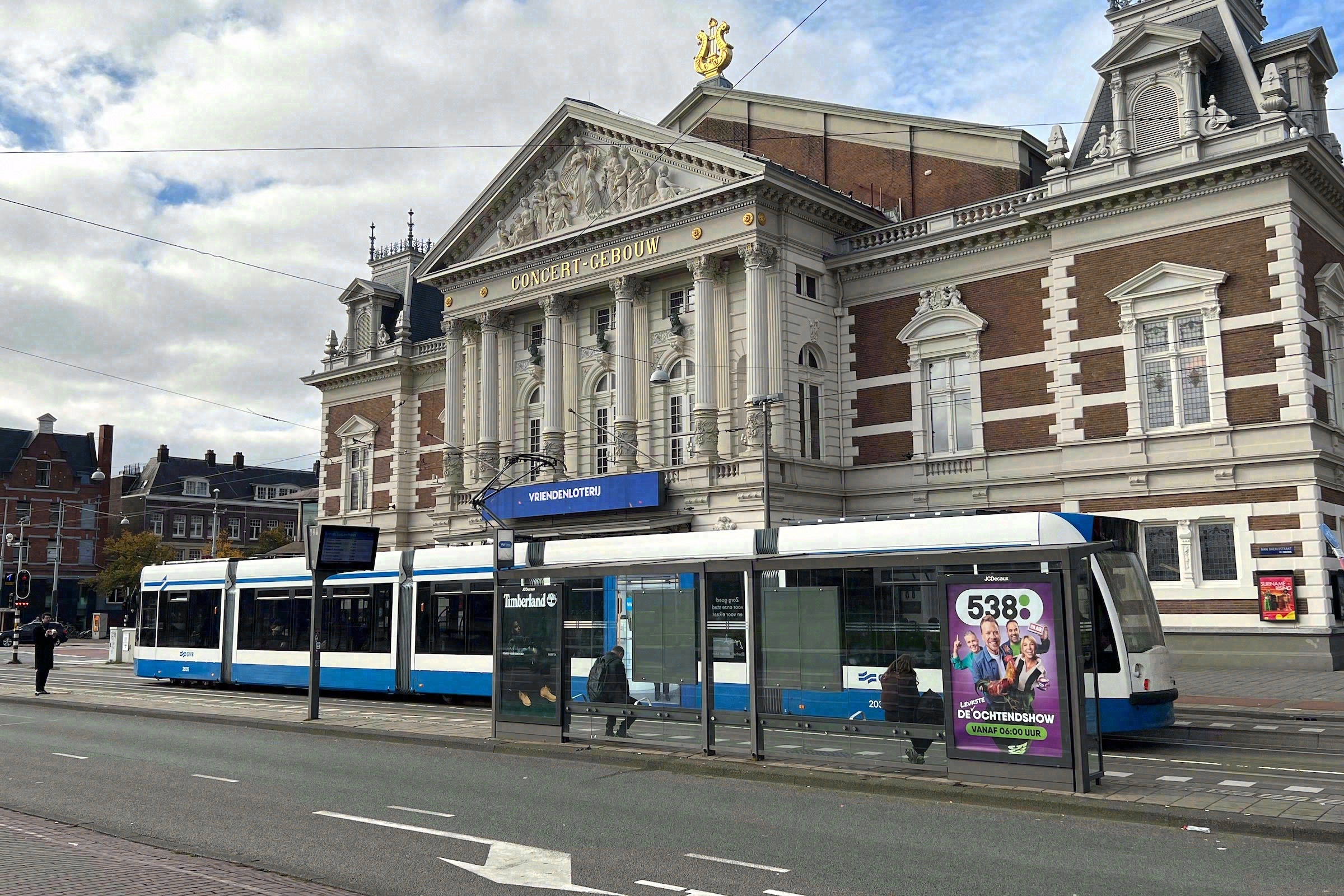 Tram vor dem Concertgebouw in Amsterdam
