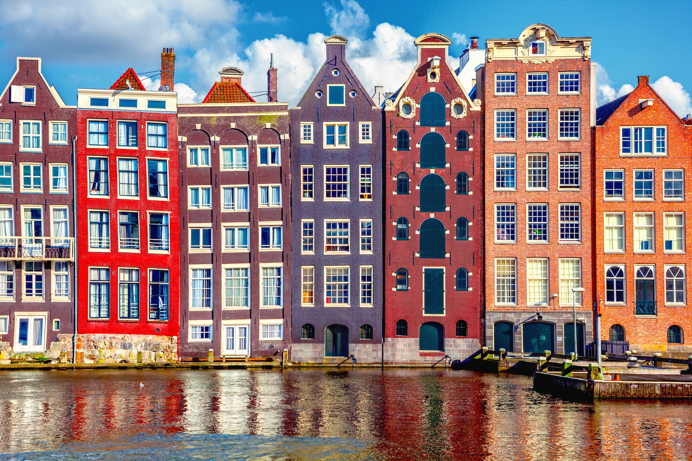Grachtenhäuser mit Giebeln am Wasser in Amsterdam